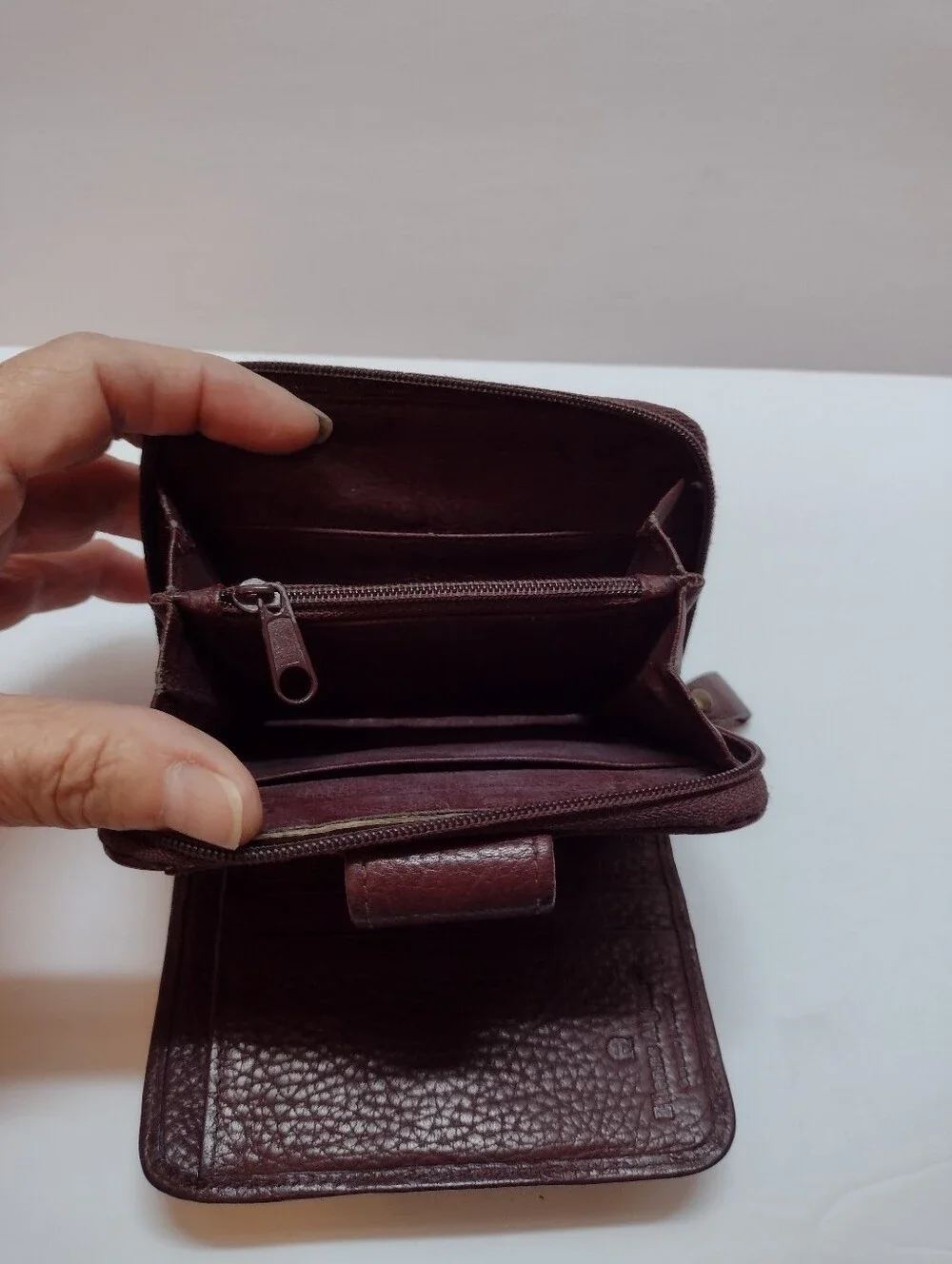 Etienne Aigner Genuine Leather Bi-Fold Wallet Oxblood Pebble Card Holder Logo - Picture 2 of 6